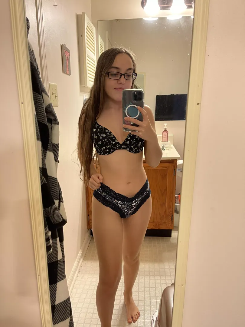 4’8 petite smash or pass? 💙