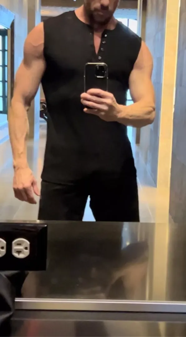 49M Las Vegas/Surrounding areas. Handsome, fit, and experienced. Looking for other fit hotwives, or couples.