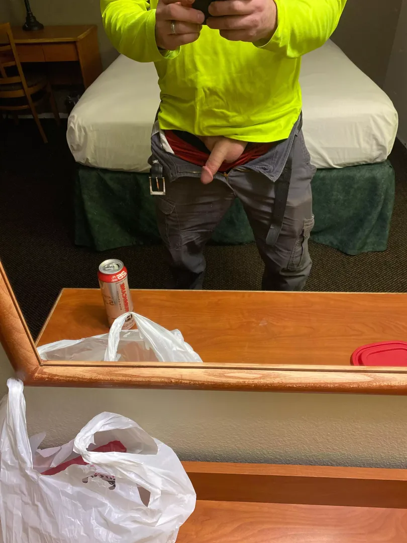 [50] male from Chicago area. Heterosexual, swinger, OF creator…Yes I know predominantly females on OF, Twitter. Finally got out of the nasty cold the Midwest is facing with -37 real feel. Time for a hot shower as I just got into town after being on dut