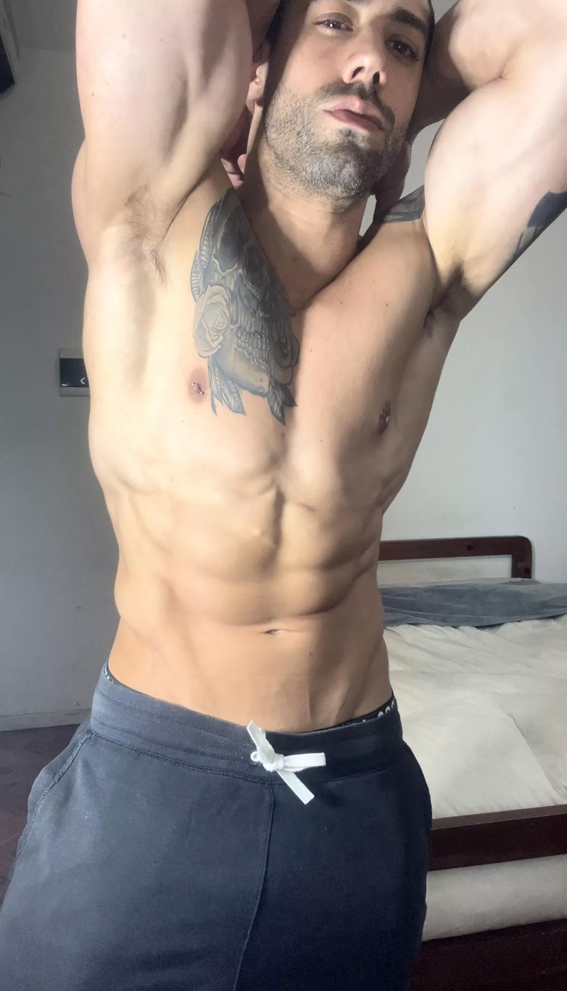 6’2’’ 220lbs