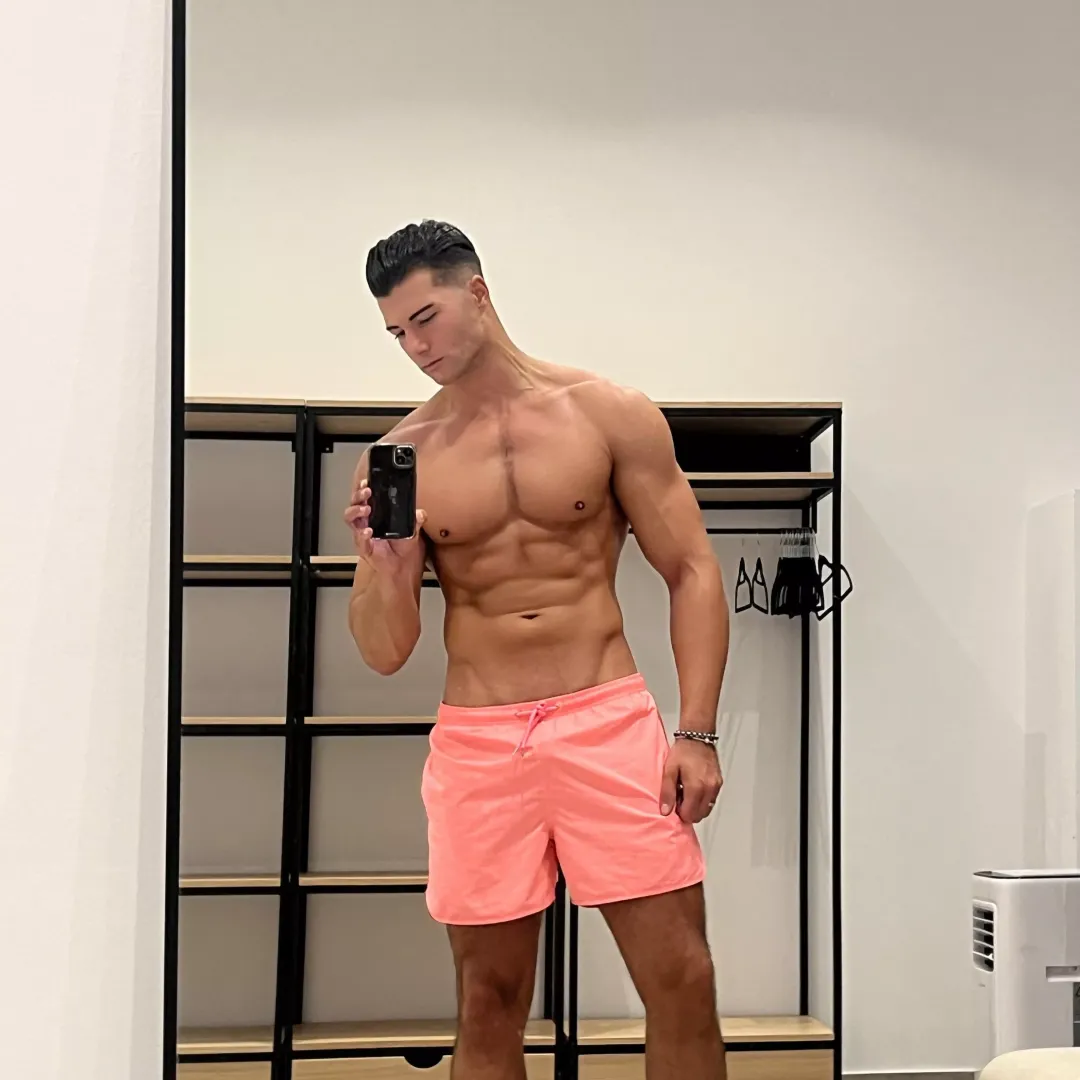 6‘4“ guy that’s a private fitness trainer ..