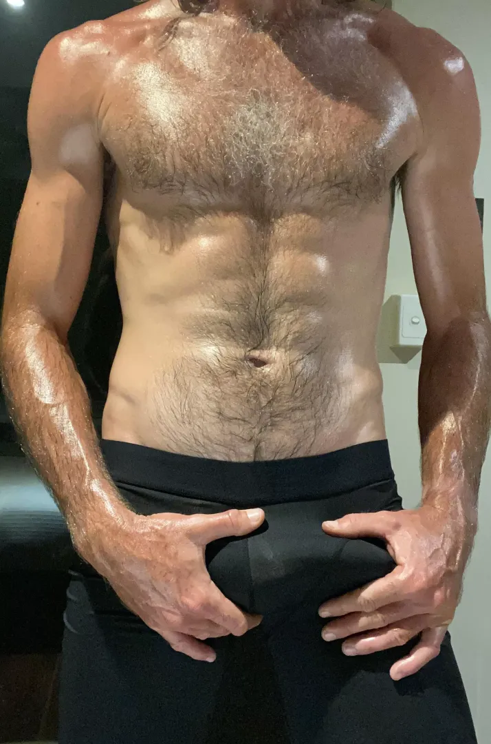 6’4 oiled Aussie