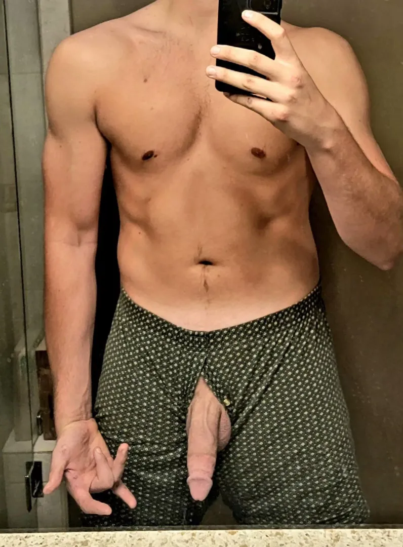 (6’6” 9Inches) Anyone here like hung tall guys?