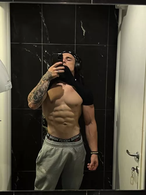 A big, muscular guy all for you