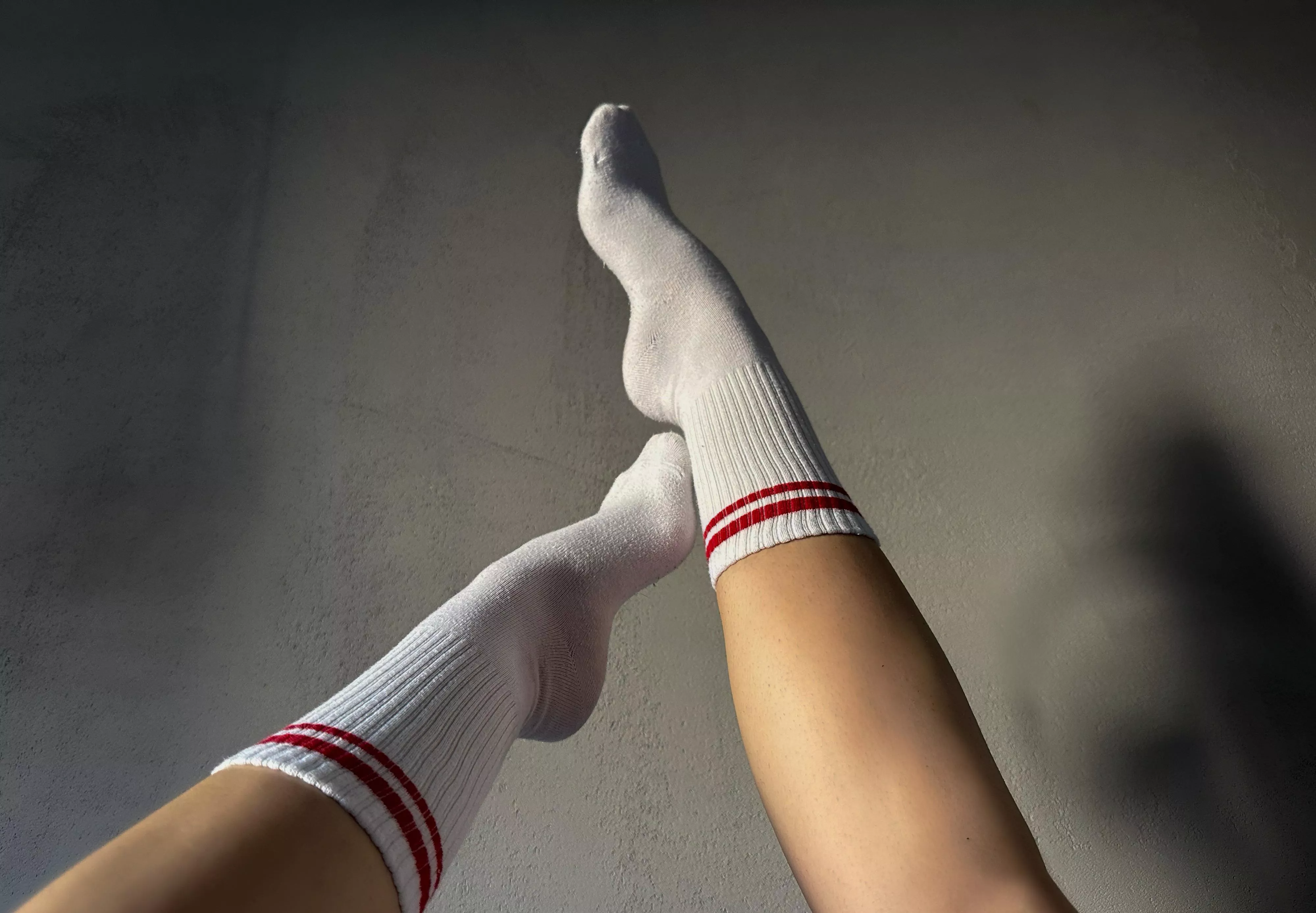 A bit boring being sick in bed, do you have any idea? 😋🧦
