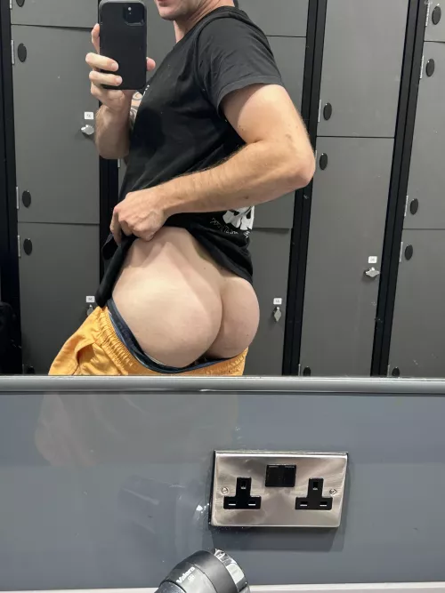 A cheeky 🍑 shot in the changing room 😈