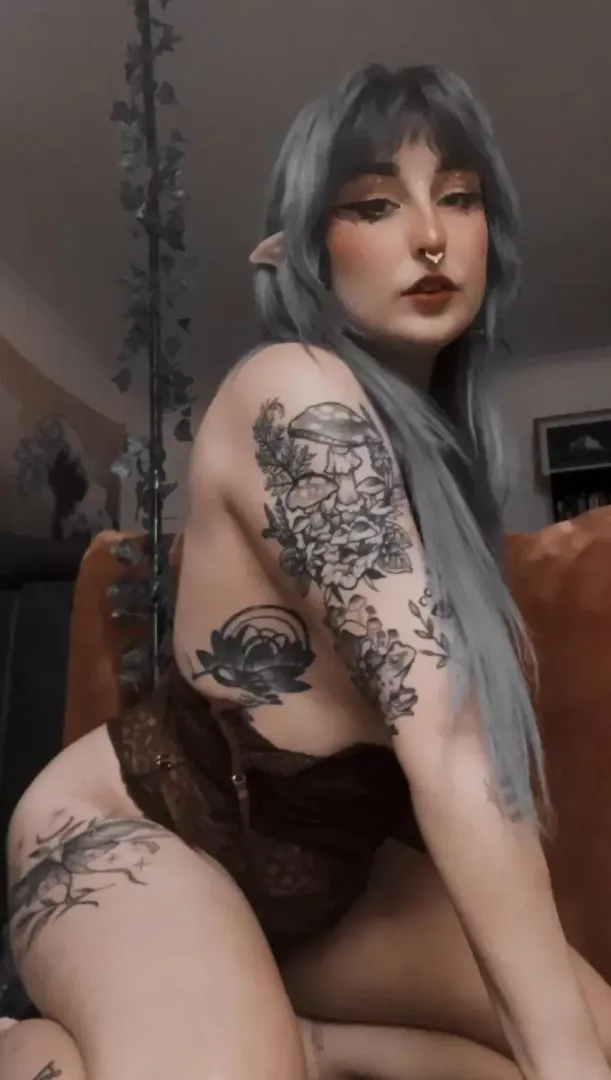 A cute little elfie slut 🧝‍♀️🦋🌻