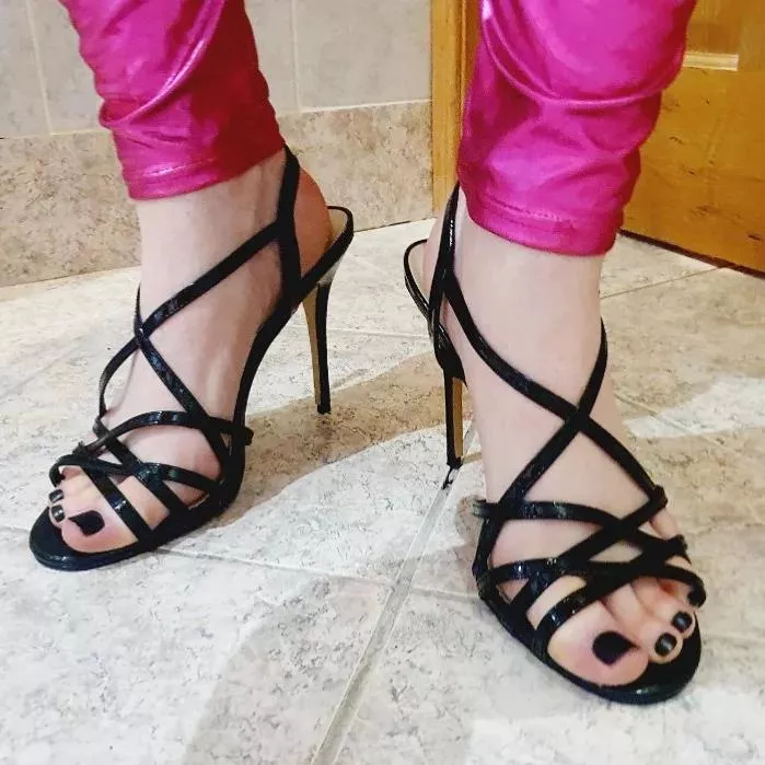 A guy in his late 40s complimented my feet last night when I was wearing these out, it turned me on so much 🙈