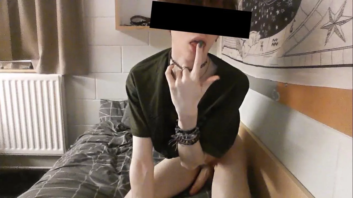 A horny college boy through his webcam :)