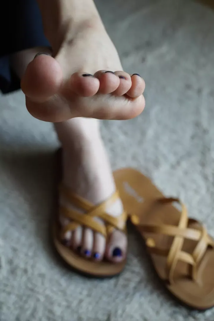 A kiss on every toe? 😙