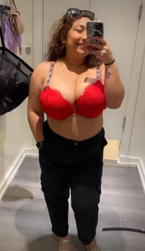 A Latina in red ❤️