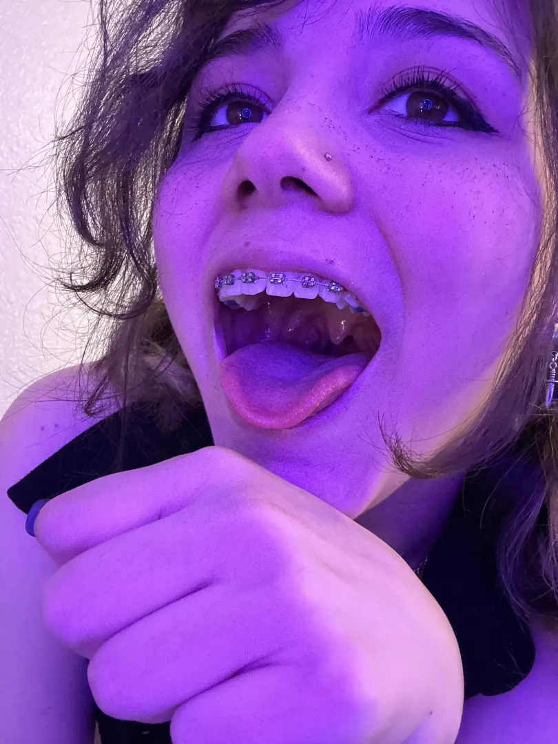 A lil' look down my throat <3 