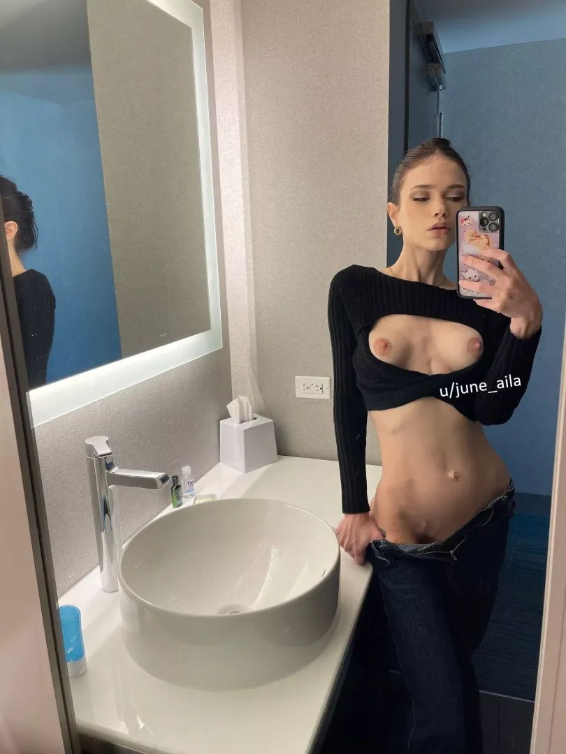 A little bathroom selfie never hurt anybody ❤️