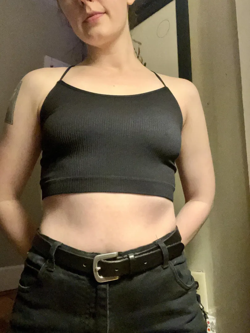 A little black crop top and jeans love 🖤