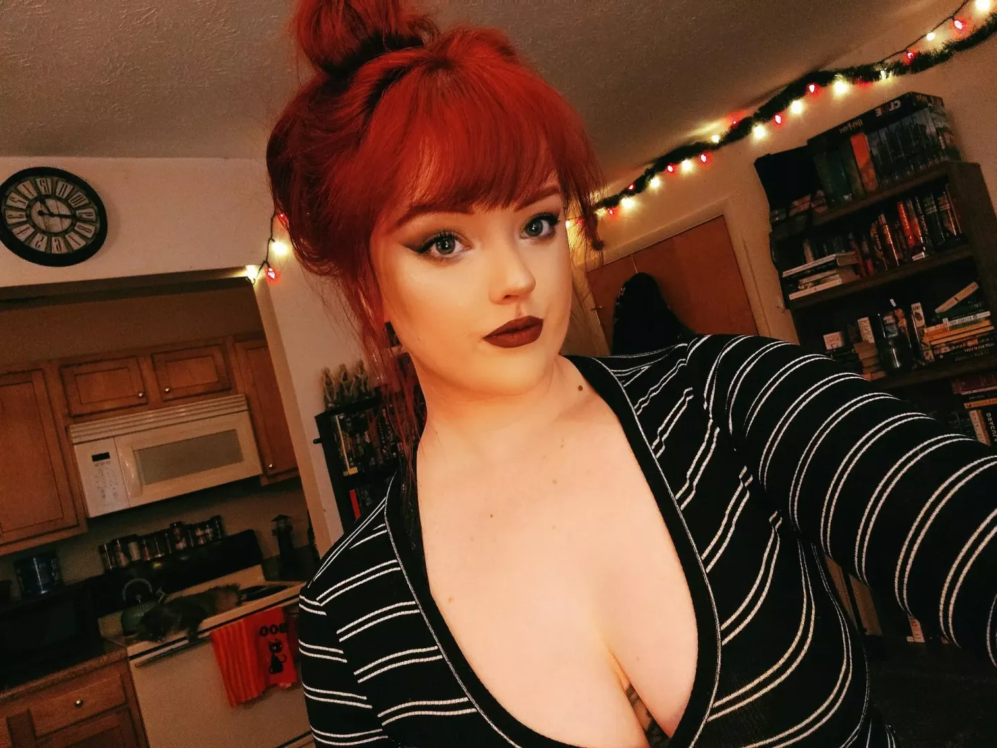 A little cleavage never hurt no one 🥰