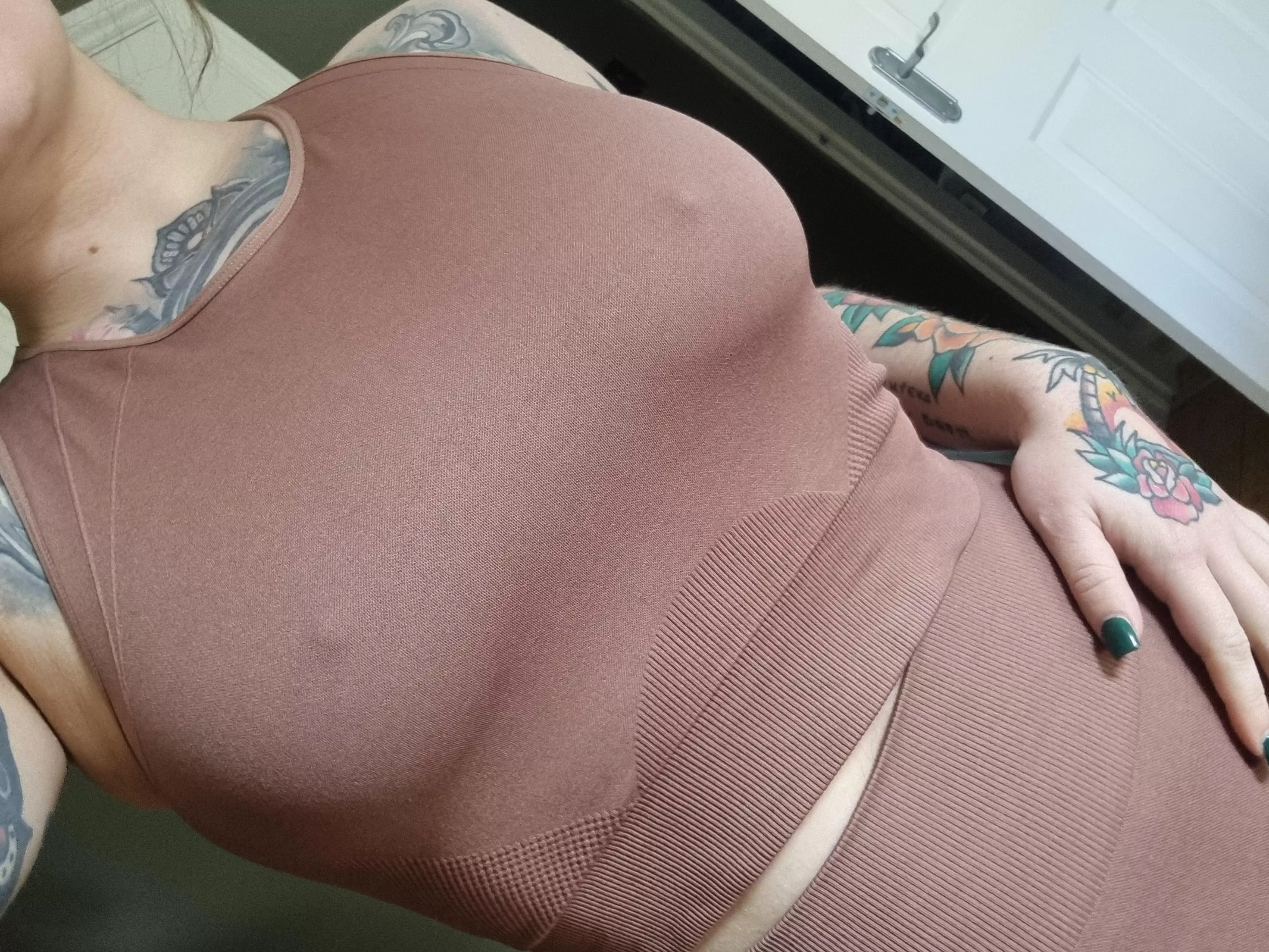 A little distraction at the gym never hurt anybody, right? 😋