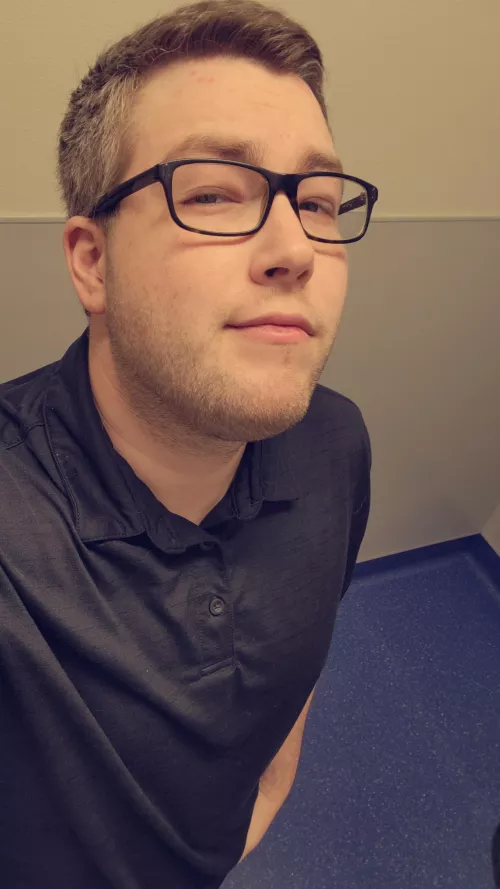 A little Friday night work selfie... If anyone wants to drop in my DMs and cure my boredom that would be great 😁