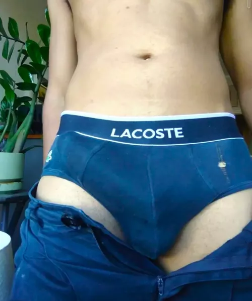 A pair of lips would fit there well