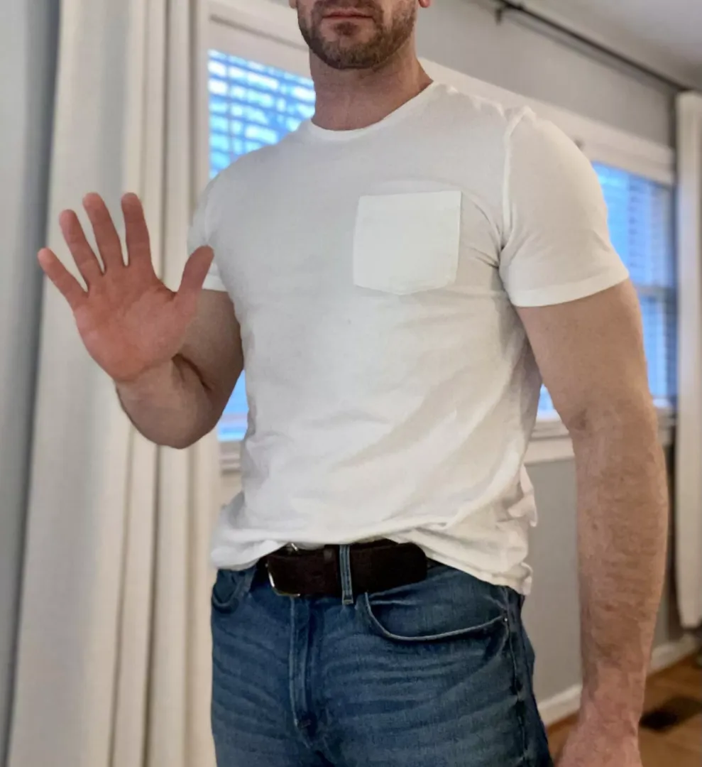 A tame picture for a tame post today. Happy New Years sexy friends. To everyone I interact with here, I thoroughly enjoy all the fun banter and for those I don’t, let’s make that a 2023 goal. I hope you all have fun tonight. 🎉