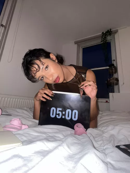 A tiny shrimp like you won't last 5min of edging