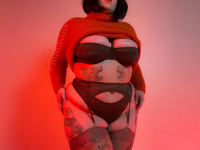 a vintage take on velma dinkley 🧡❤️ cosplay by u/emmasins_