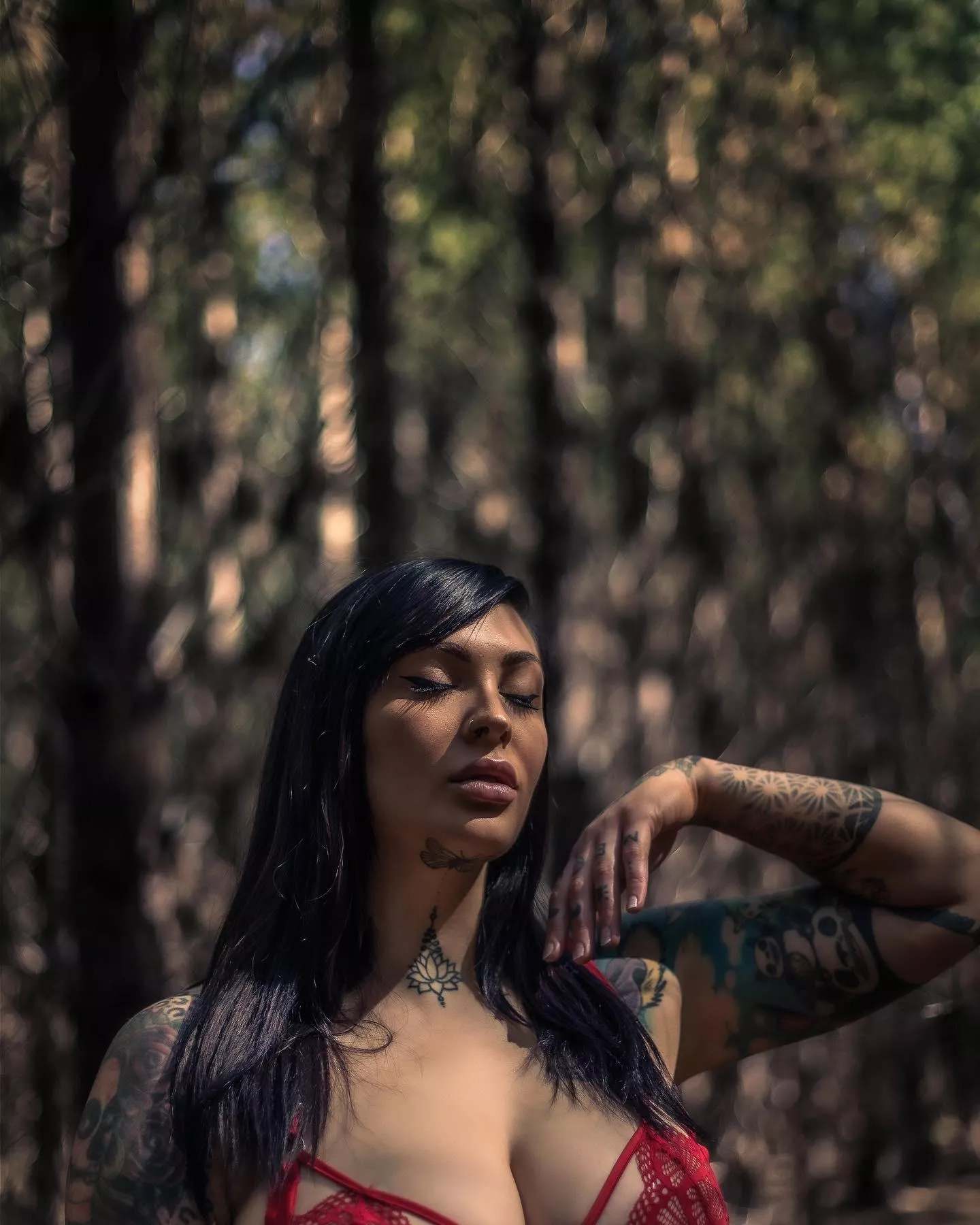 A wild tattooed Aussie babe appears 😉