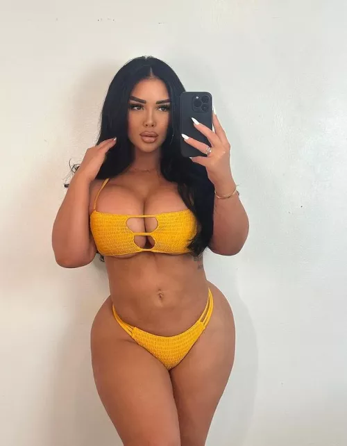 Abi in yellow