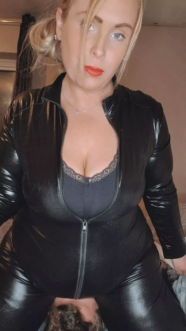 Abit of suffocation 😜 Who wants to watch the goddess get wild 🤪😈 cuckies get in line 💦