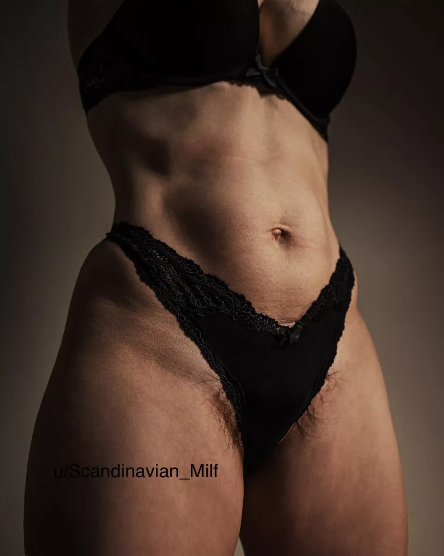 After 3 kids you can still have some kind of abs.. Great combo with a bush, don’t you think?