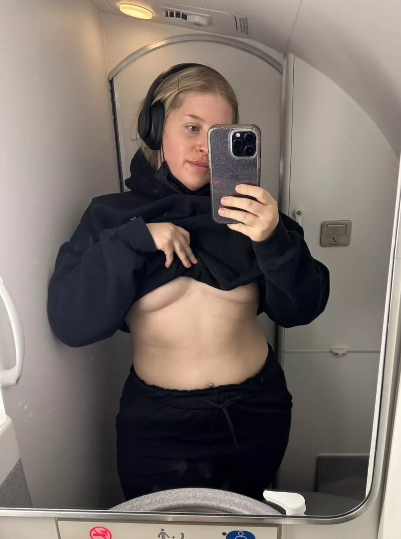 Airplane bathroom fun ✈️