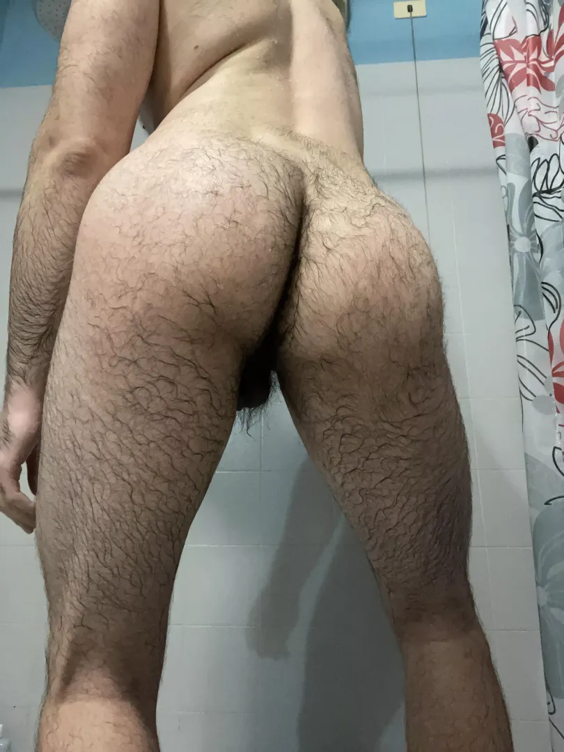 All clean and wet… Ready for a tongue fuck 👅 feel free to dm ;)