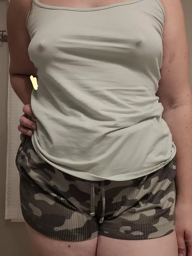 all signs point to braless 🤭