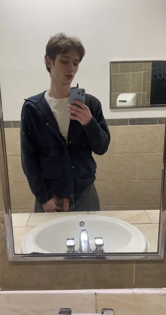 All soft alone in the campus bathroom😖