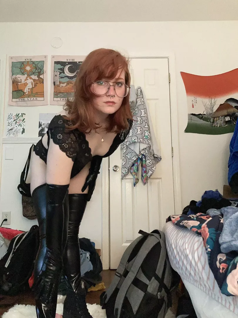 All sub should be on all fours to worship me and my boot