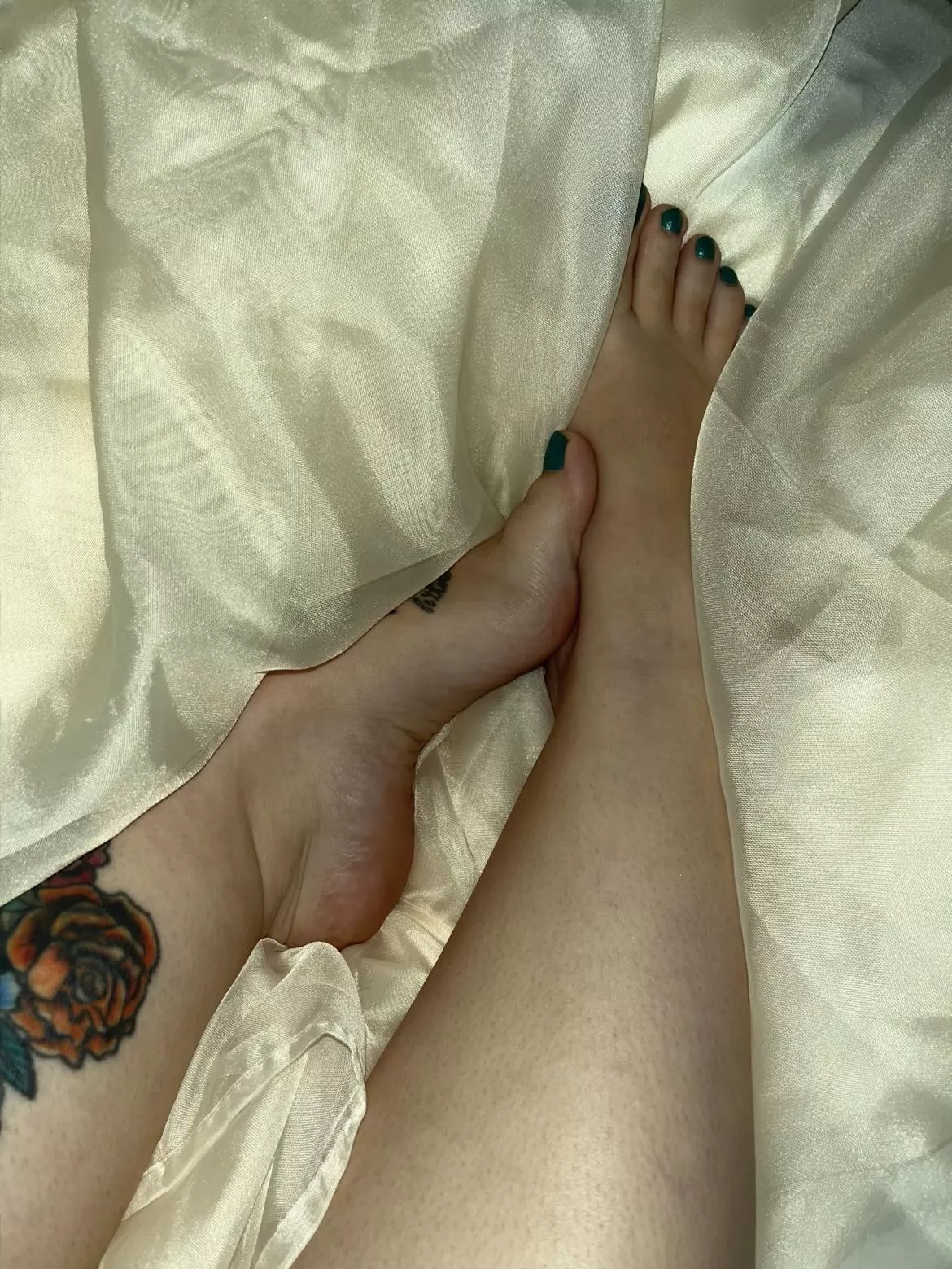 All you’re worth of seeing is my feet. Now, come rub them, simp.