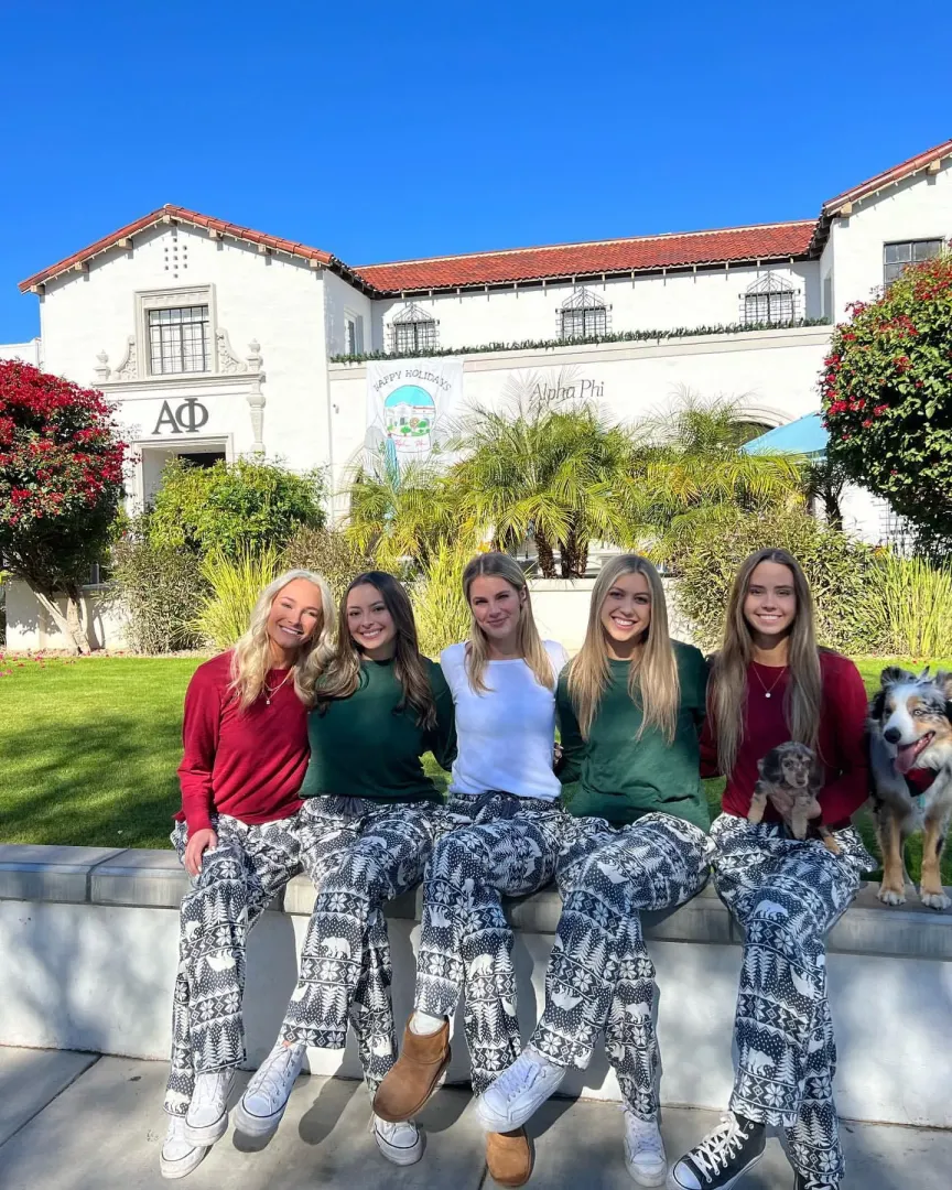 Alpha Phi girls