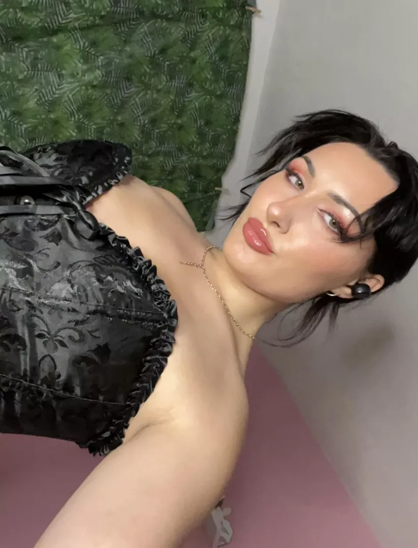 Always feel so sexy in this corset 😋
