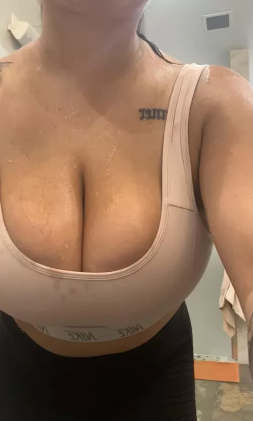 Always gotta hit chest day 💪🥵 [f]