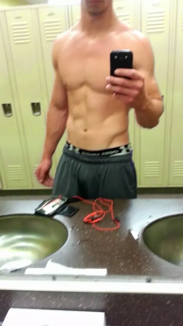 Always have hated having a 5 pack 😏😒