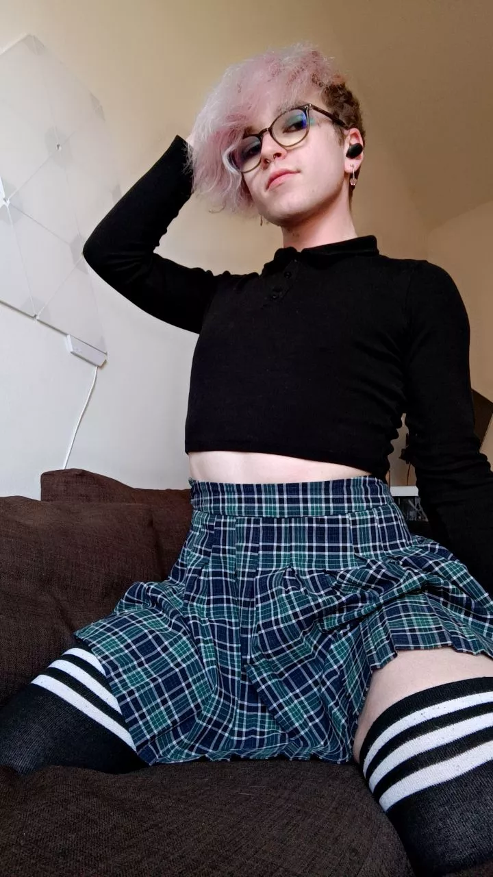 Am I a cute girl? >w<; pwease be honest!! 🥺