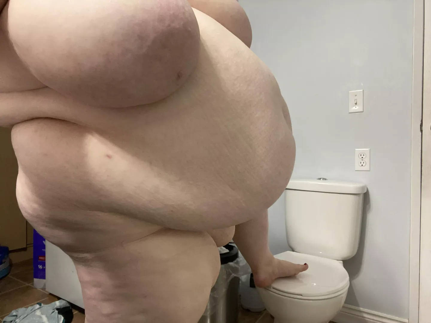 Am I a ssbbw queeen? Who wants to see me ride a dildo? Pm me