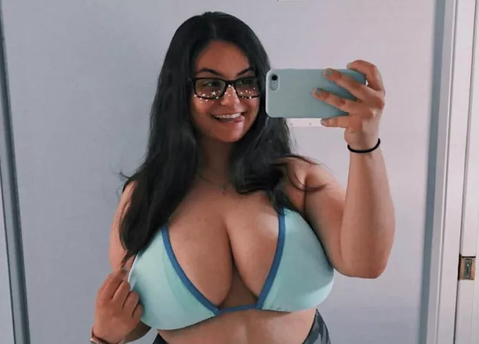 Amazing cleavage!