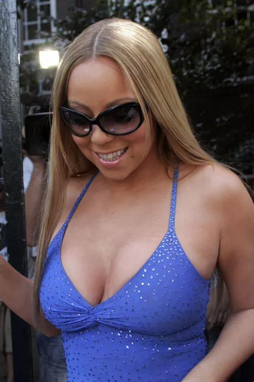 Amazing cleavage 
