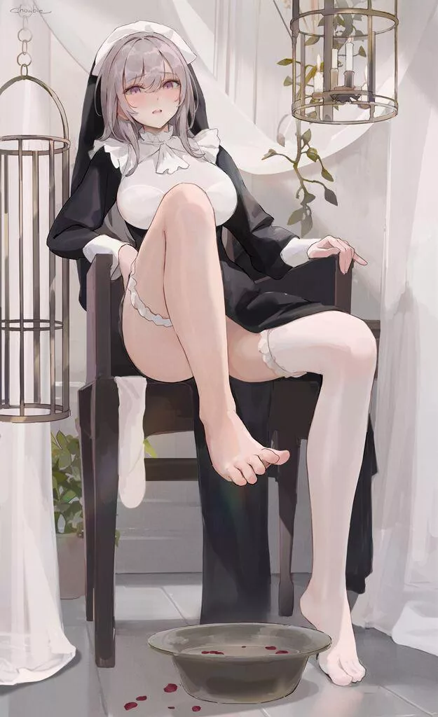 Amelie was just about to soak her feet when her master called on her again (Chowbie)