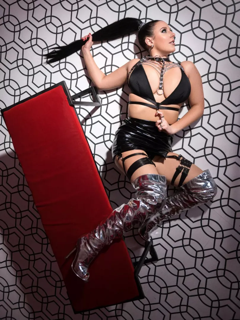 Angela 🔥