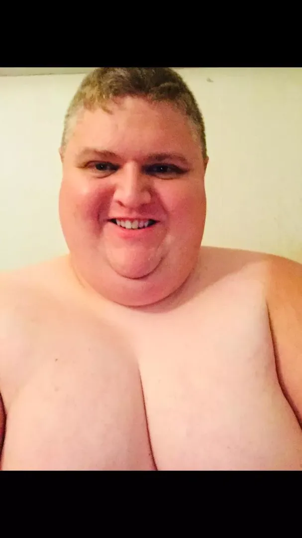 Any chubby chaser daddies like a smooth bottom chub?