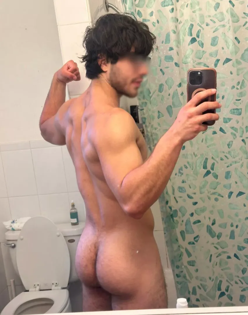 Any cute boys want to worship me?