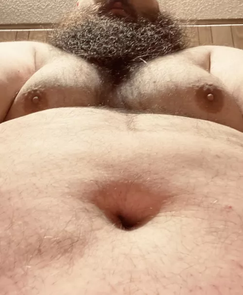 Any ladies in here that like big hairy bearded guys like myself? Let’s chat and play.