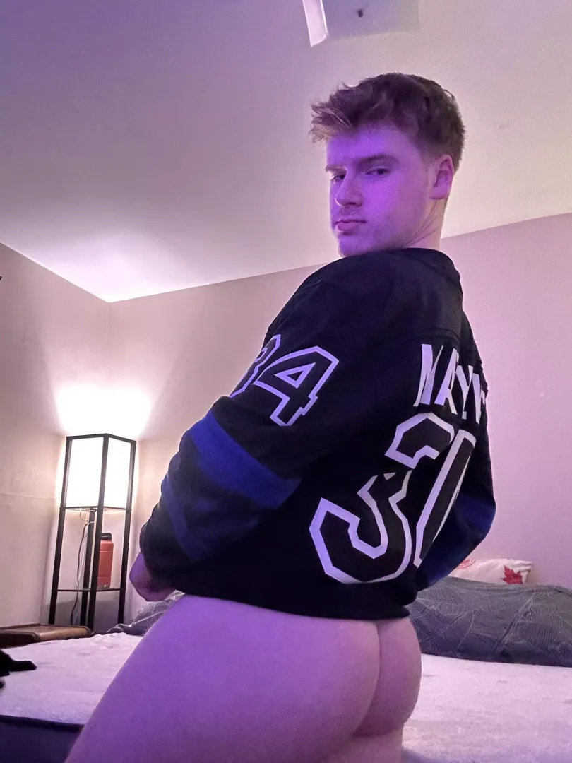 Any love for some hockey butt? 🏒😈