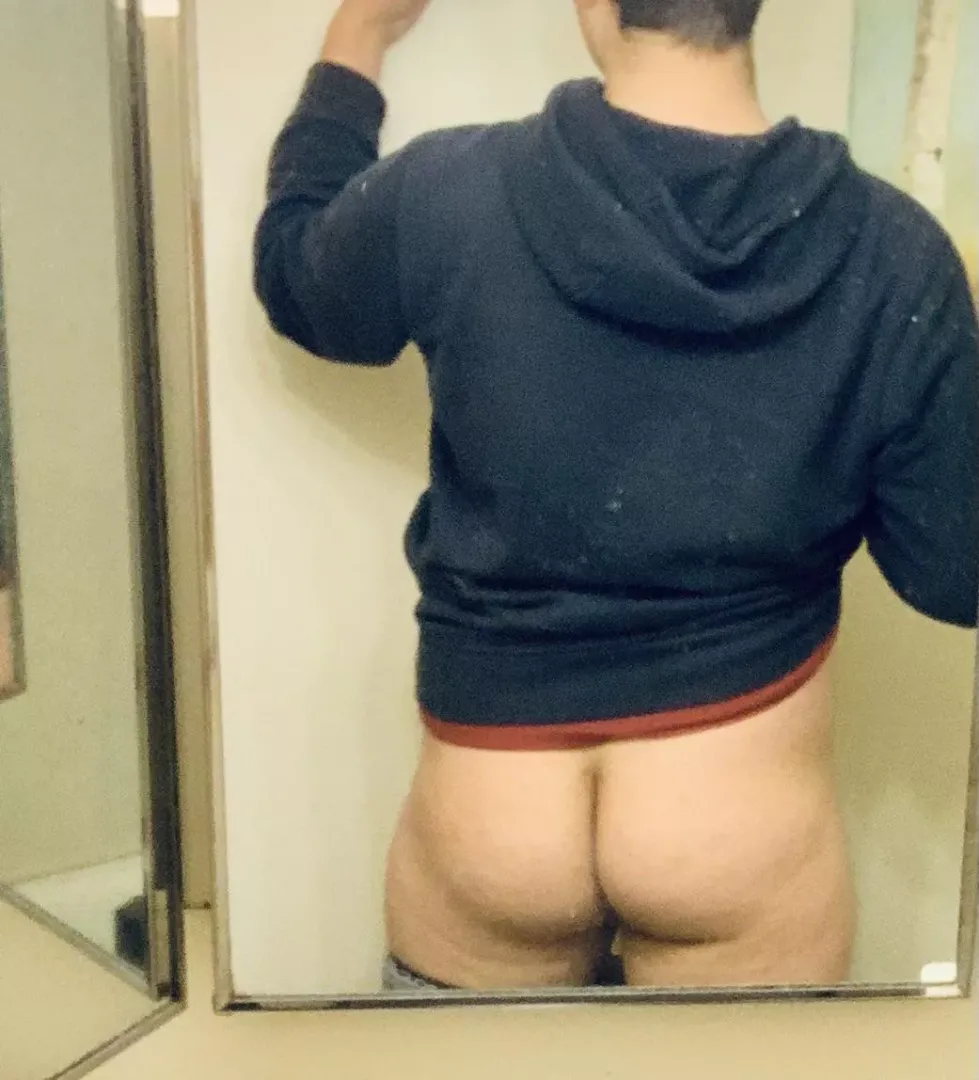 Any older daddies want a gamer boy?